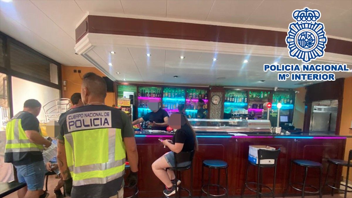 La policia espanyola escorcolla un dels locals