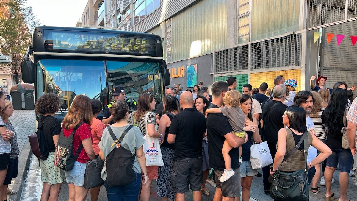 Pares de l'escola Nostra Llar de Sabadell aturant el bus