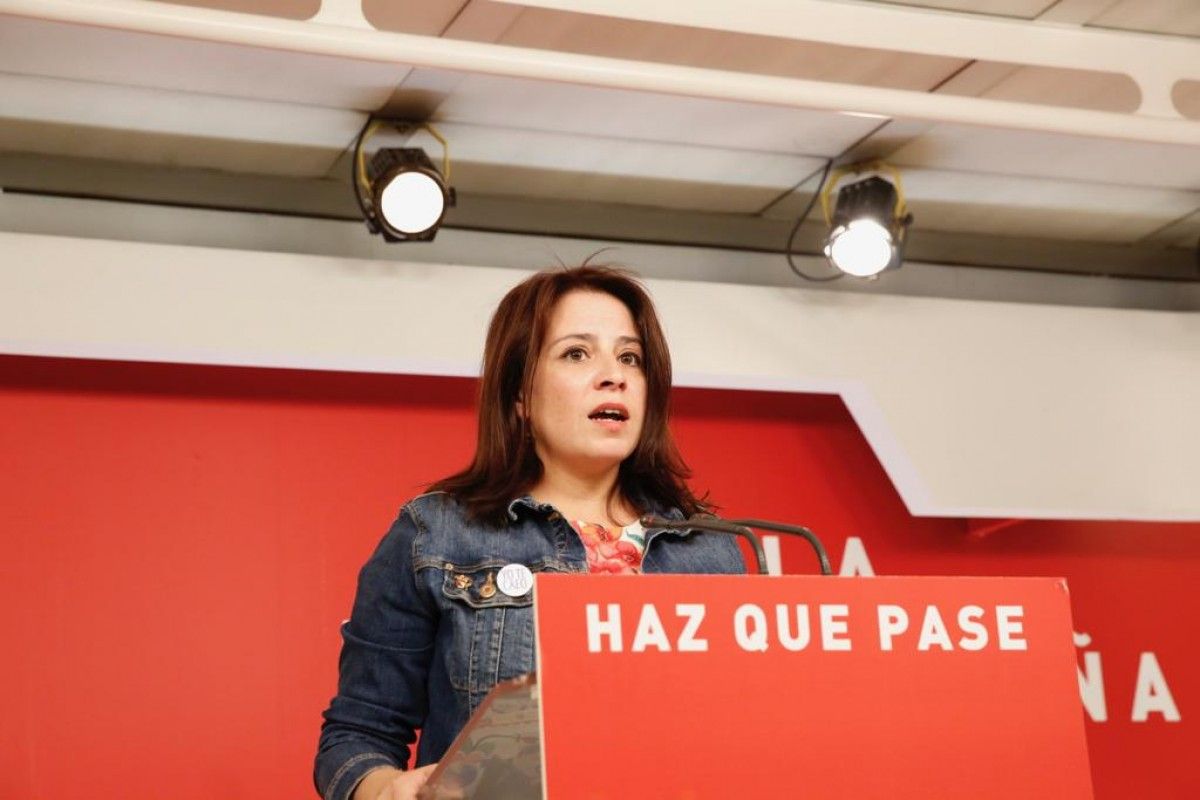 La vicesecretària general del PSOE, Adriana Lastra, en roda de premsa