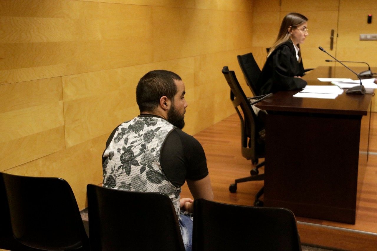 L'acusat de fer tocaments a una menor en una terrassa de Girona, durant el judici