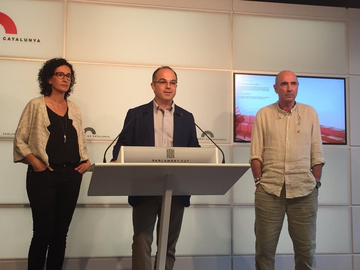 Marta Rovira, Jordi Turull i Lluís Llach, durant la roda de premsa al Parlament