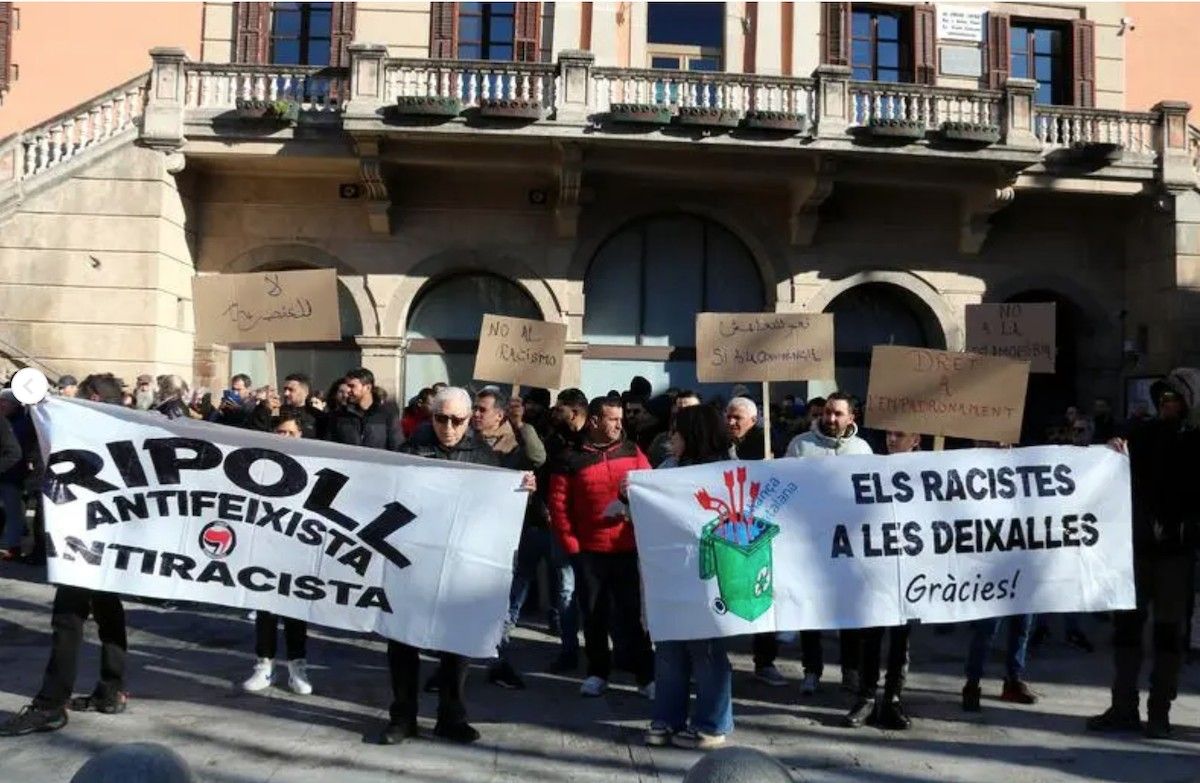 Els congregats llueixen les seves pancartes, on es pot llegir, entre d'altres: "Els racistes a les deixalles"