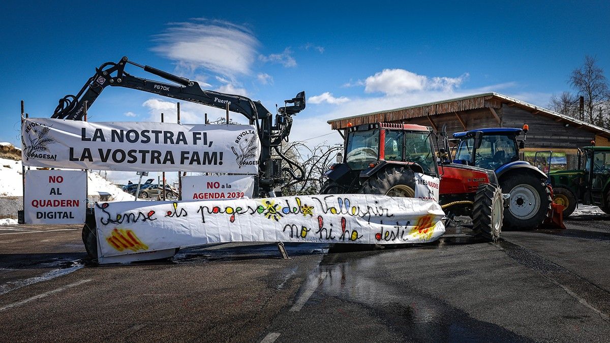 Els pagesos han tallat el pas amb tractors i pancartes