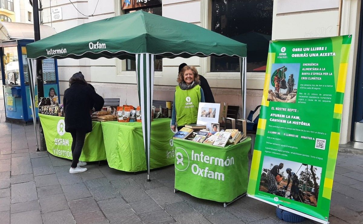 Imatge d'una paradeta d'Oxfam Intermón a Sant Cugat