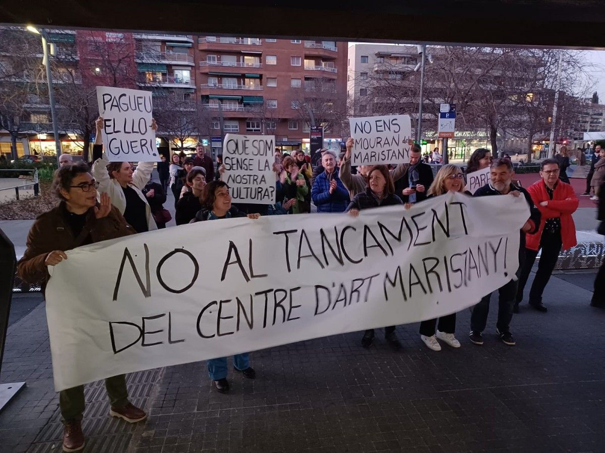 Imatge de la protesta a les portes de l'Ajuntament de Sant Cugat