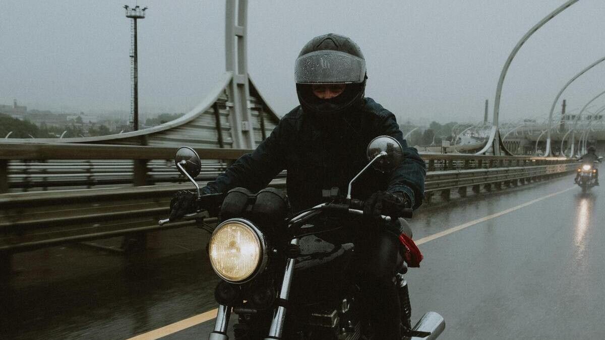 Un motorista sota la pluja i el fred