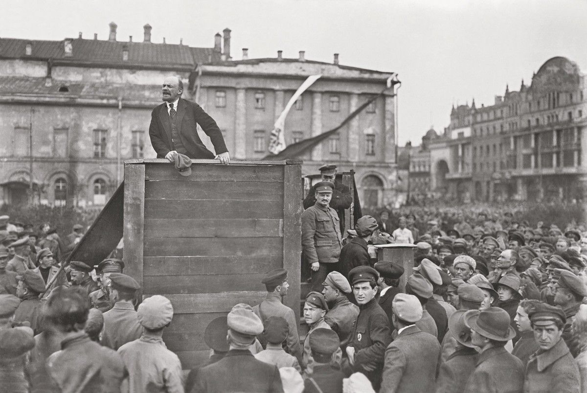 Lenin, parlant en un acte públic en una plaça de Moscou el 1920