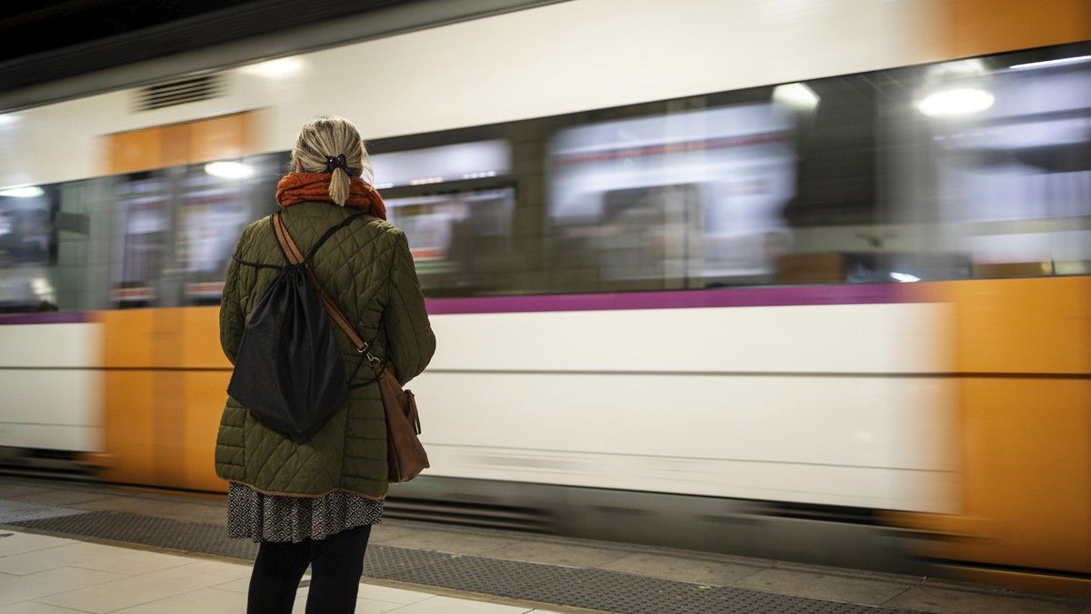 Una usuària de Rodalies, en una estació.