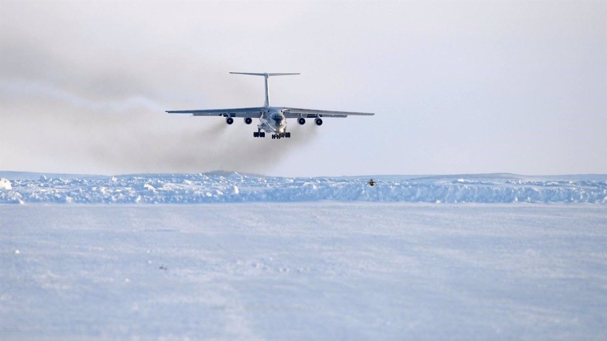 Un avió Ilyushin Il-76 aterrant a Rússia