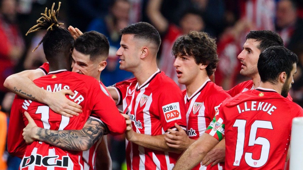 Els jugadors de l'Athletic s'abracen després d'un dels gols al Barça