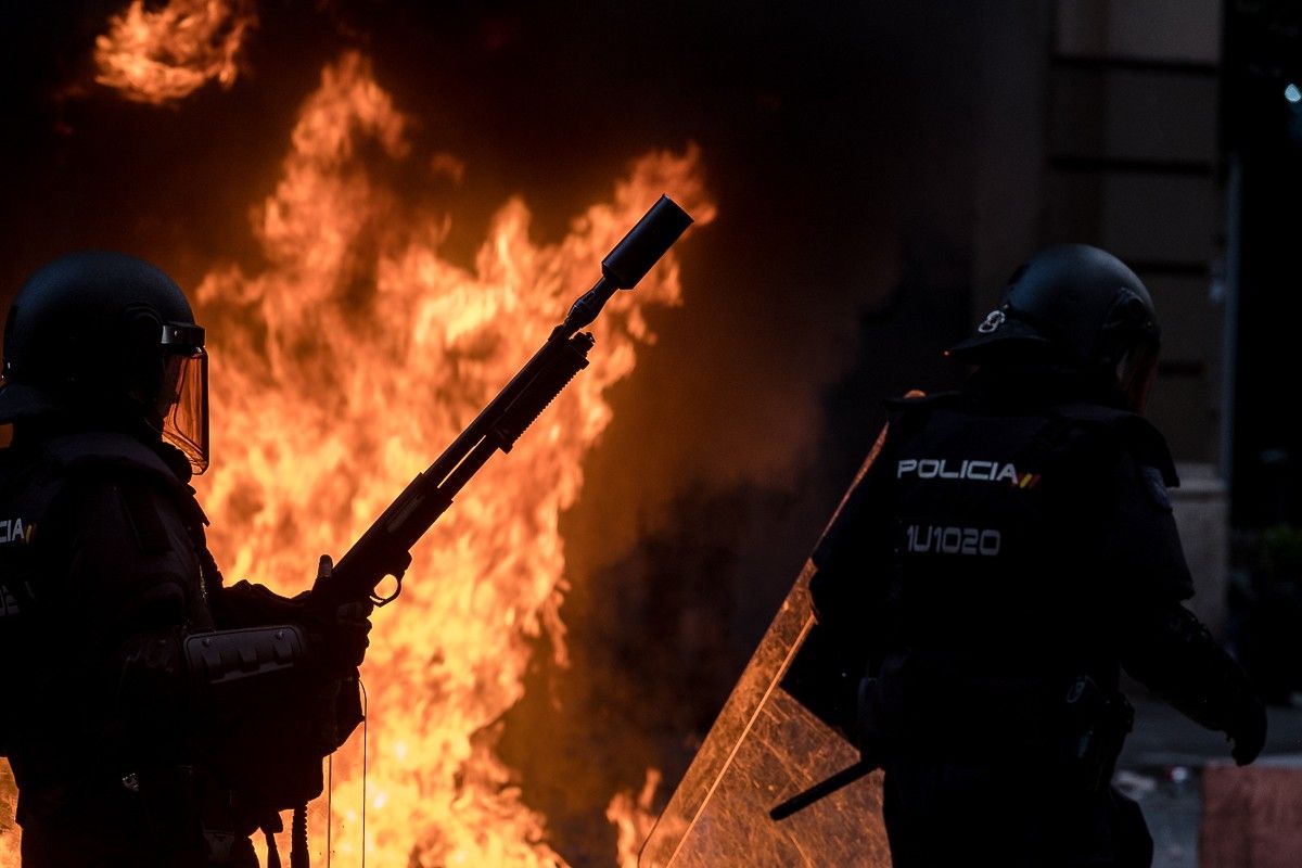 Agents de la policia espanyola durant les protestes d'Urquinaona
