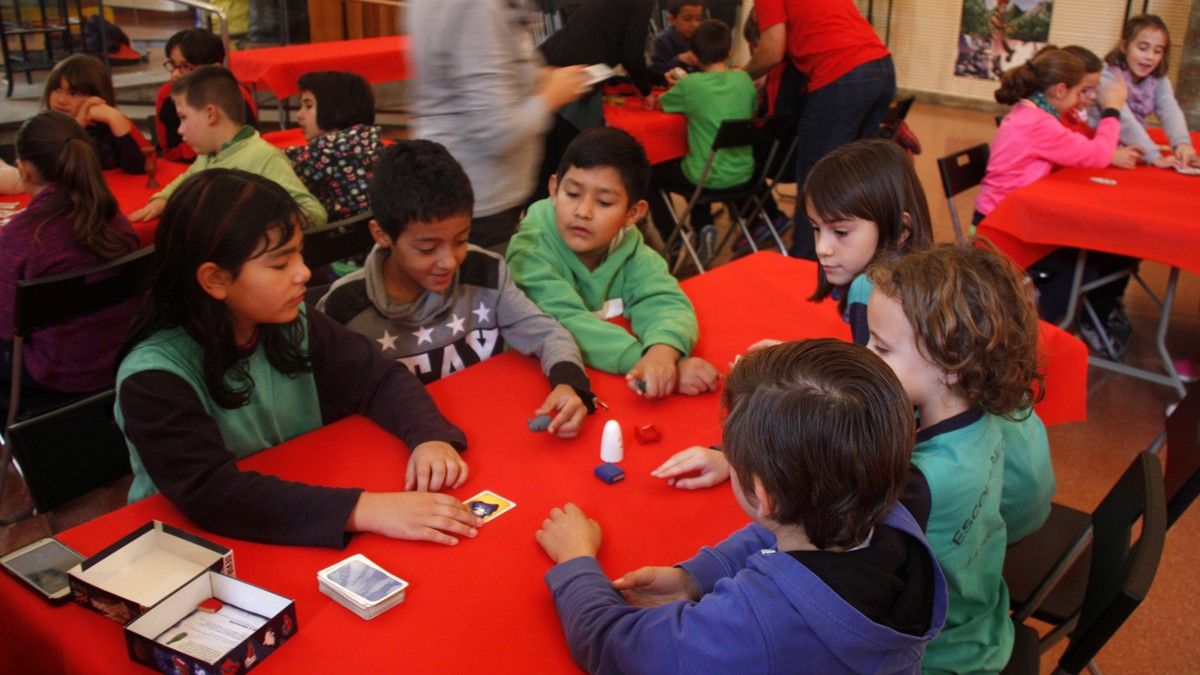 Un grup d'escolars jugant a jocs  de taula en el Festival del Joc del Pirineu