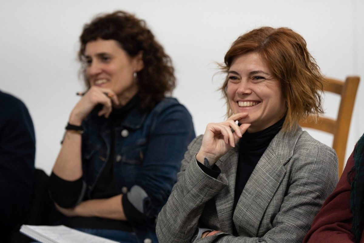 Eva Baró i Elisenda Alamany, en una de les assemblees.
