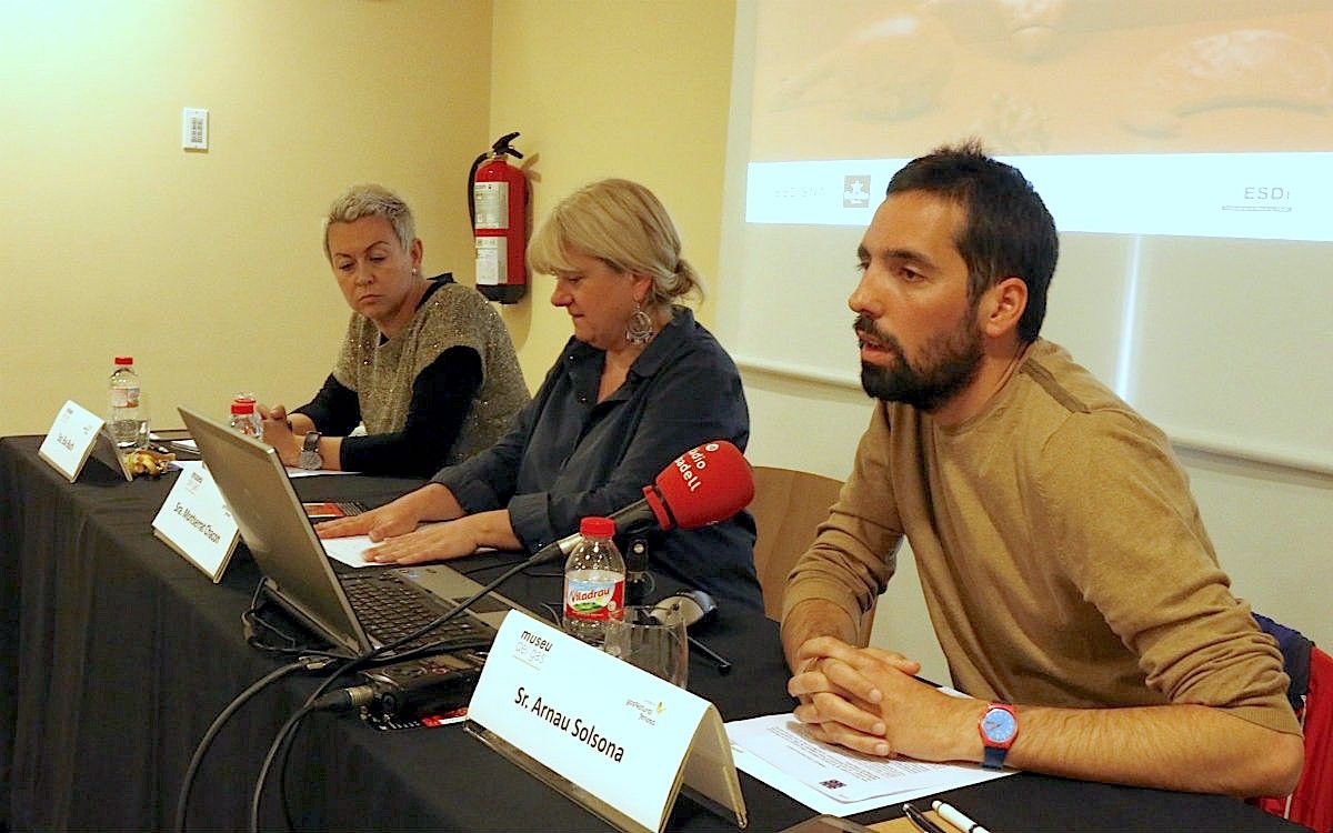 Eva Buch, directora del Museu del Gas; Montserrat Chacon, regidora de Cultura de Sabadell i Arnau Solsona, director de l'Embassa't