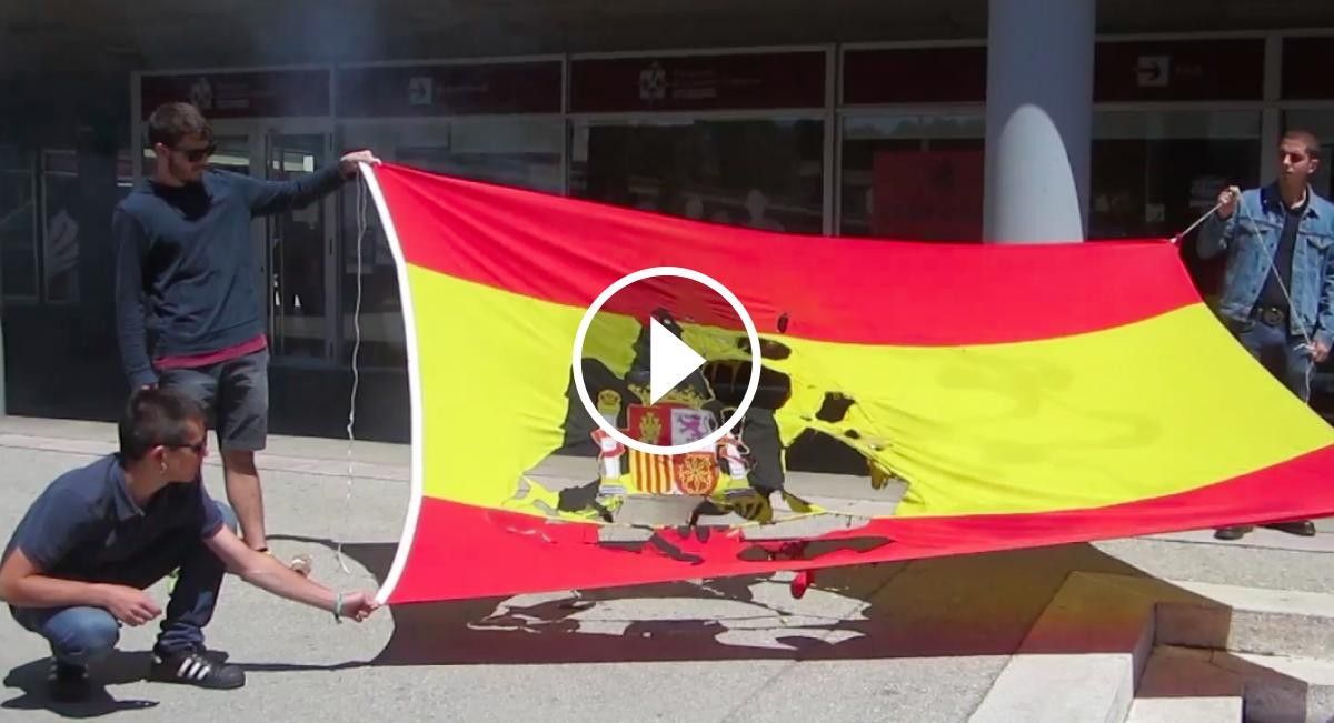 Vídeo:  crema d'una bandera franquista a la UAB