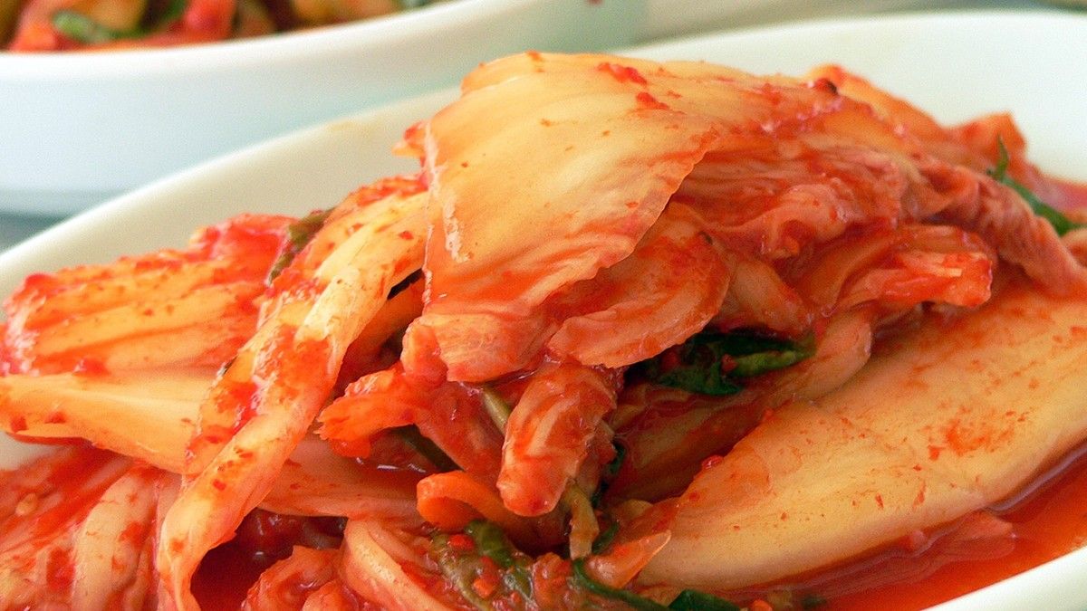 Un plat de kimchi