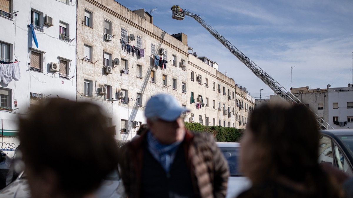 El cos de Bombers treballa després de l'ensulsiada d'un edifici a Badalona