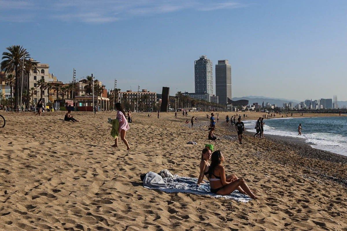 Primer dia de platges obertes a Barcelona per practicar‑hi esport