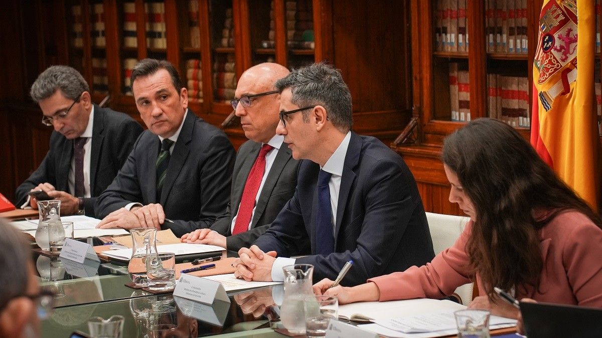 El ministre Félix Bolaños, durant la reunió amb els representants de la Comissió de Venècia