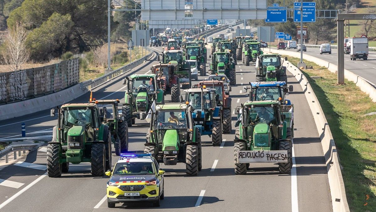 Centenars de pagesos amb els seus tractors circulen per la C-58 de camí a Barcelona 