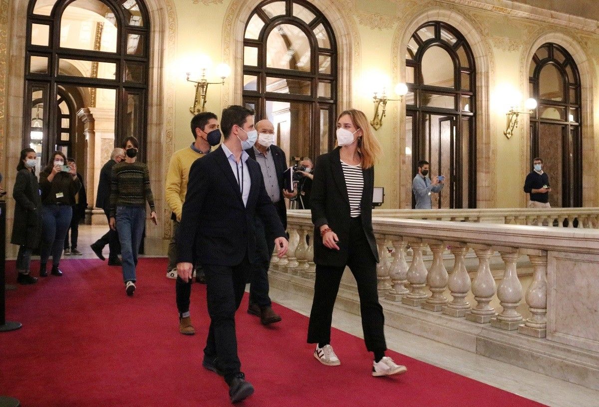 Jéssica Albiach, amb diputats dels comuns, abans de la reunió amb Aragonès al Parlament.