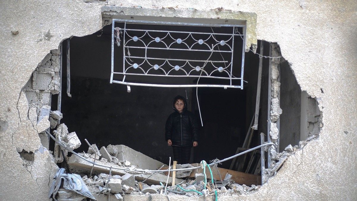 Un nen dins una casa de Rafah destrossada per un atac israelià