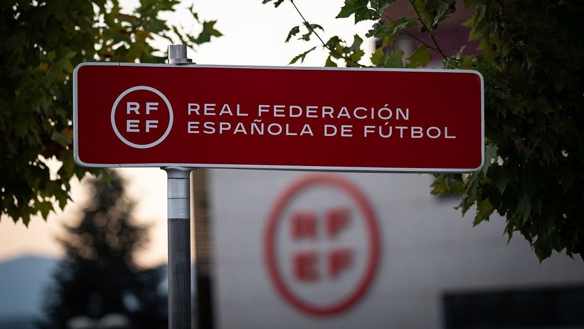 Cartell a la seu de la RFEF a Madrid