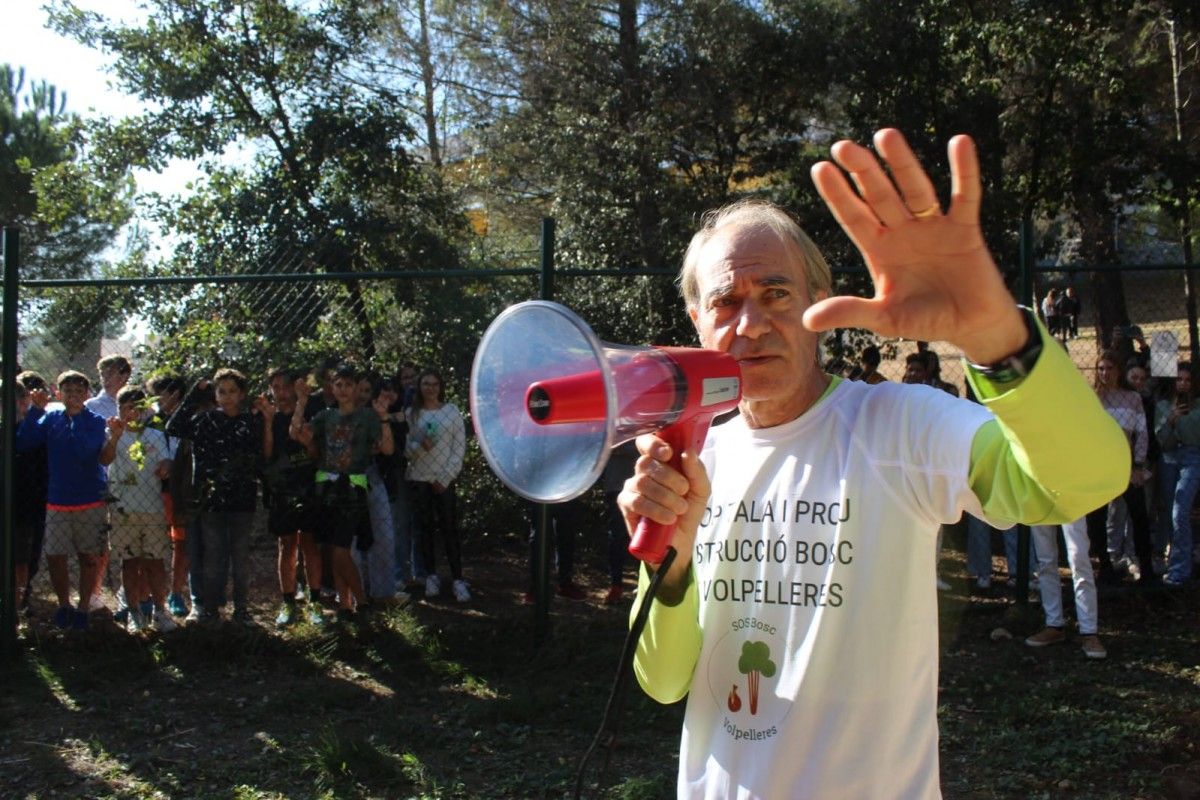Imatge d'una manifestació ecologista per salvar el bosc de Volpelleres