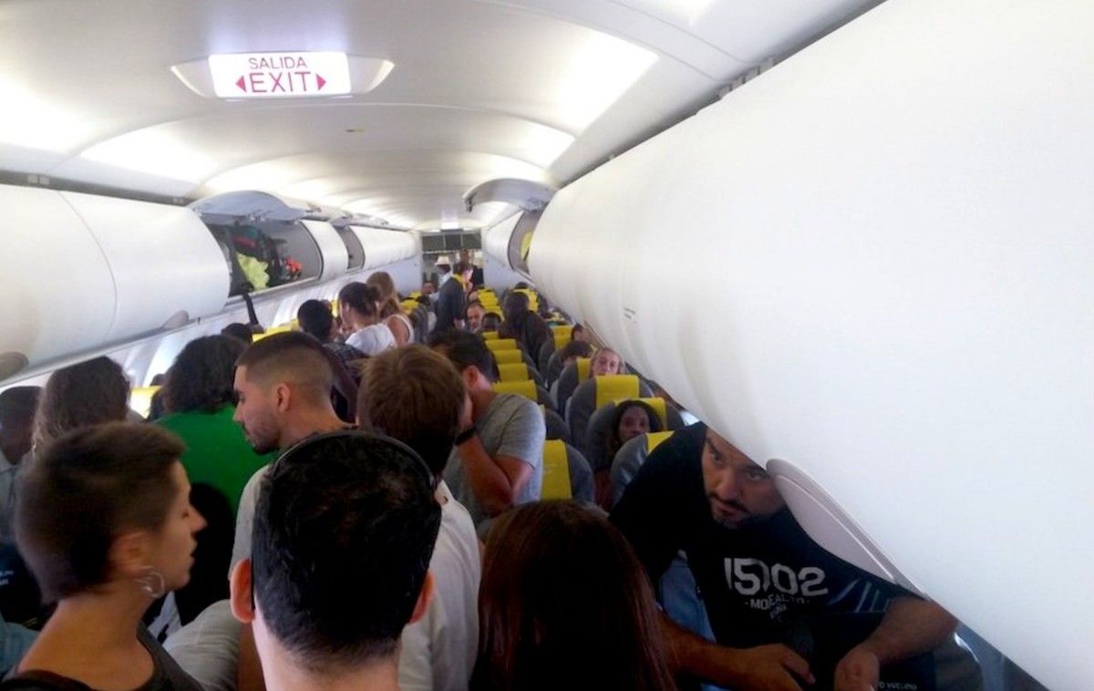Els passatgers no s'han assegut per evitar que l'avió s'enlairés