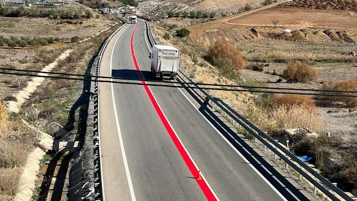 La gran línia vermella que s'ha pintat a la «carretera de la mort» a Màlaga