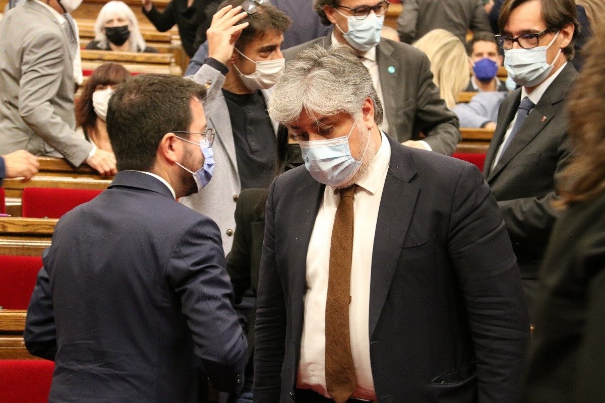 Pere Aragonès i Albert Batet, durant el ple del Parlament.