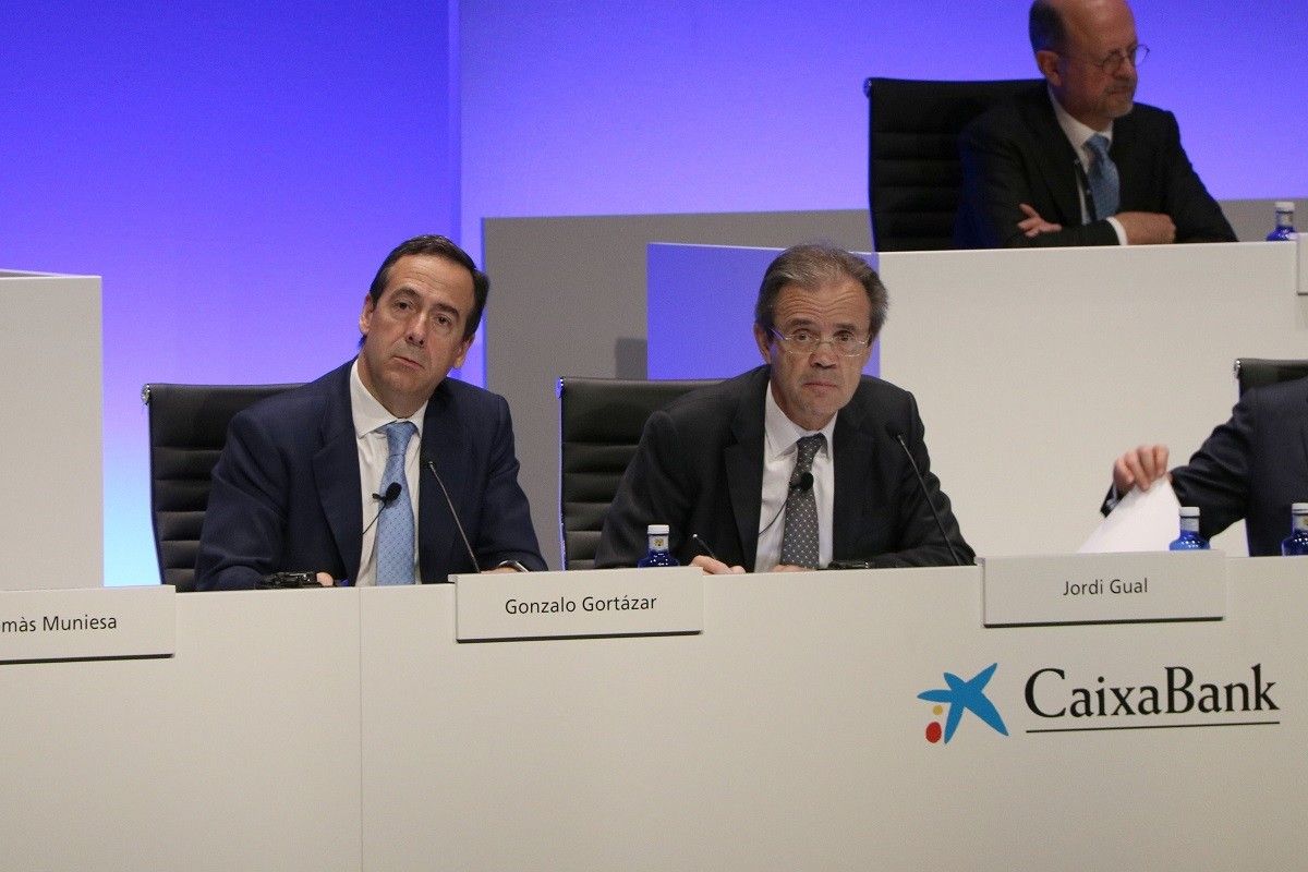 Jordi Gual i Gonzalo Gortázar, a la junta d'accionistes a València celebrada fa unes setmanes.