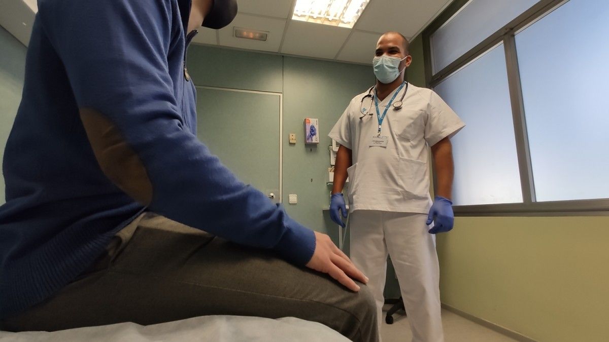 Un treballador d'un CUAP atèn un pacient