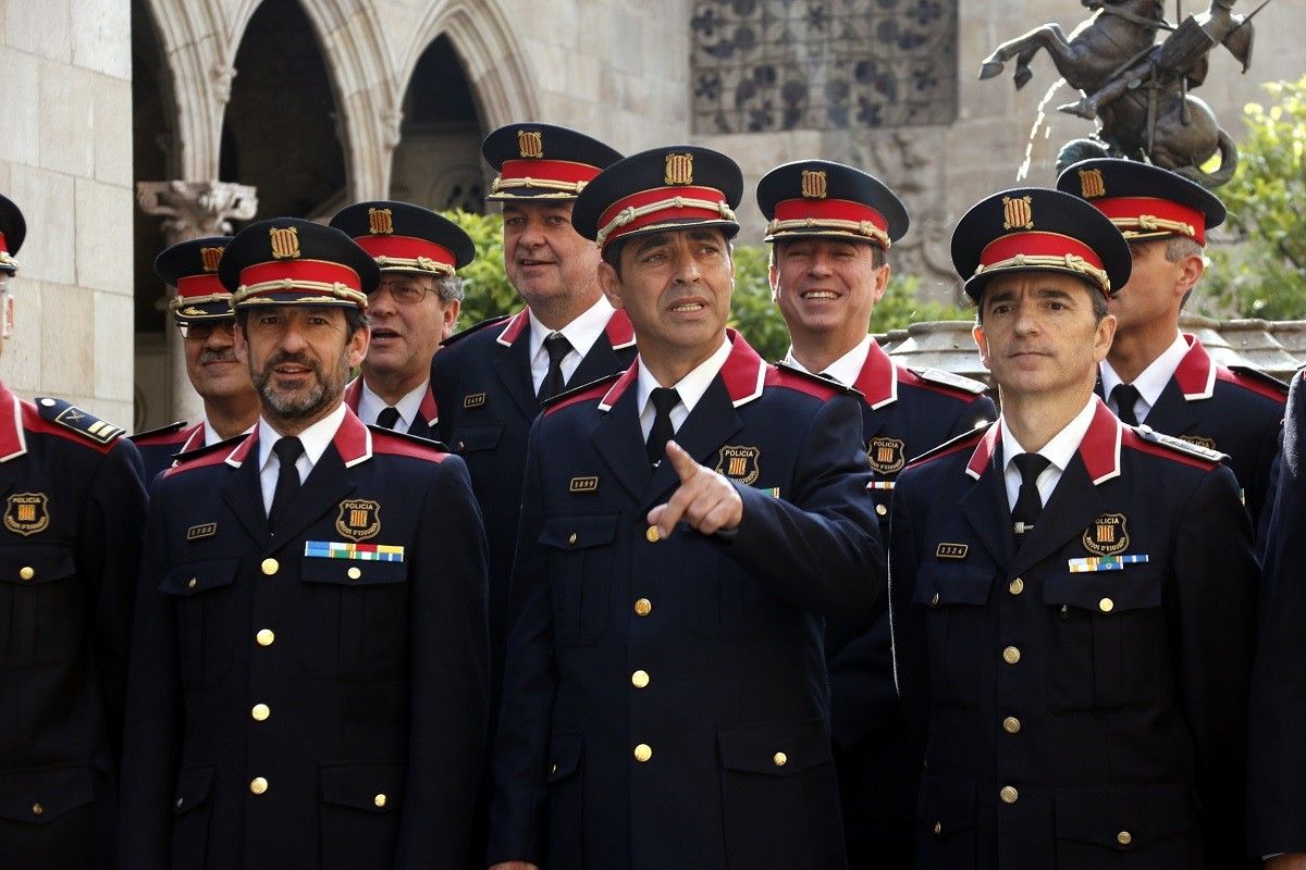 El major dels Mossos d'Esquadra, Josep Lluís Trapero, envoltat de comissaris del cos