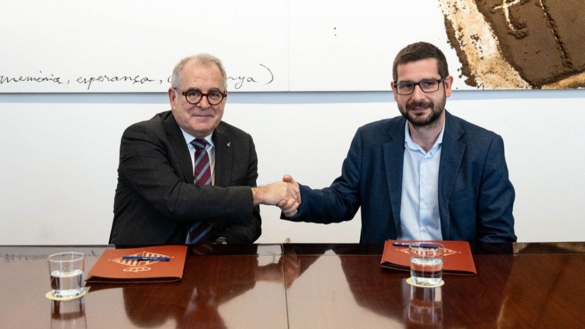 Jordi Valls, del PSC, i Jordi Castellana, d'ERC, signant l'acord de pressupostos