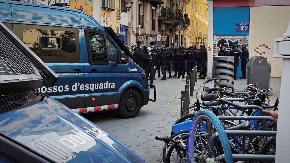 Un gran dispositiu dels Mossos apareix al Raval per contrarestar la mobilització popular i fer un triple desnonament