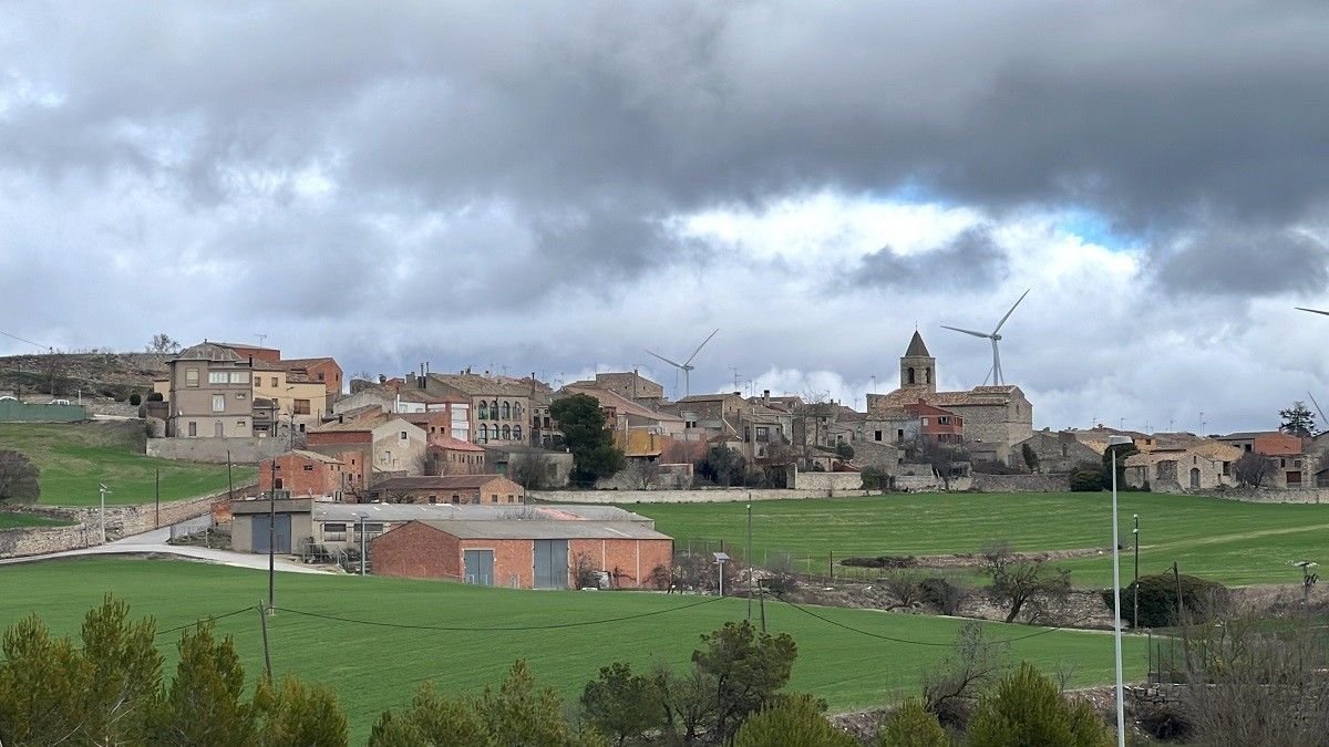 Vistes des de l'autovia A-2 del poble de Montmaneu