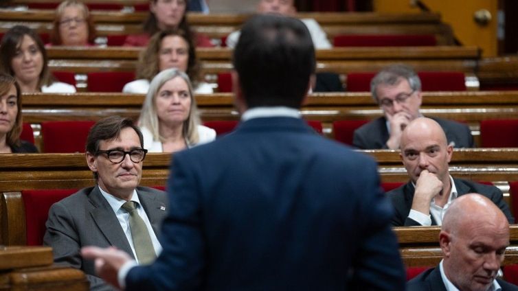 Salvador Illa observa Pere Aragonès en un ple del Parlament.