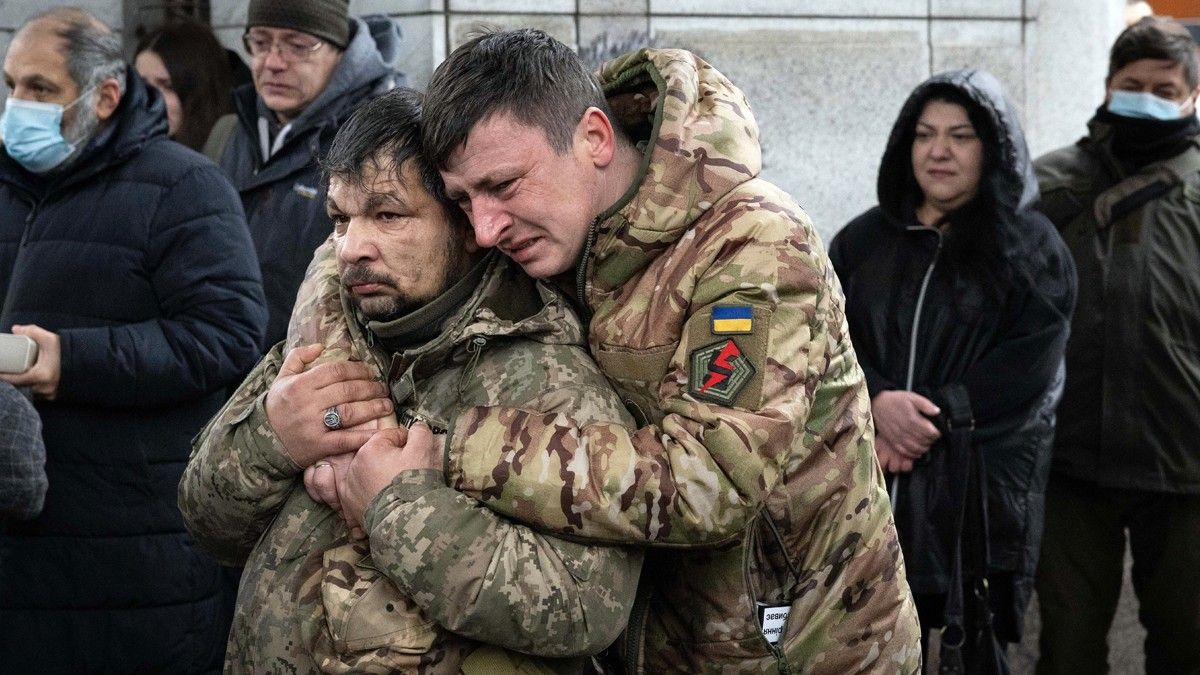 Soldats ploren durant el funeral d'un soldat ucraïnès, a la plaça de la Independència de Kíev