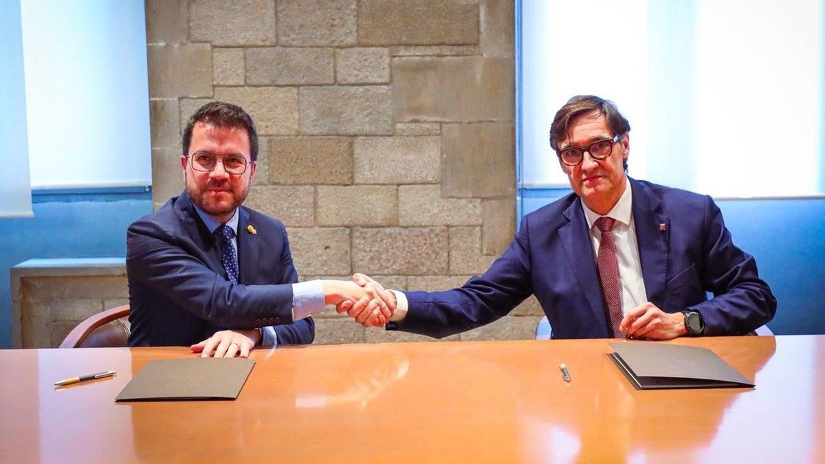 Pere Aragonès i Salvador Illa signen l'acord pels pressupostos del 2024.