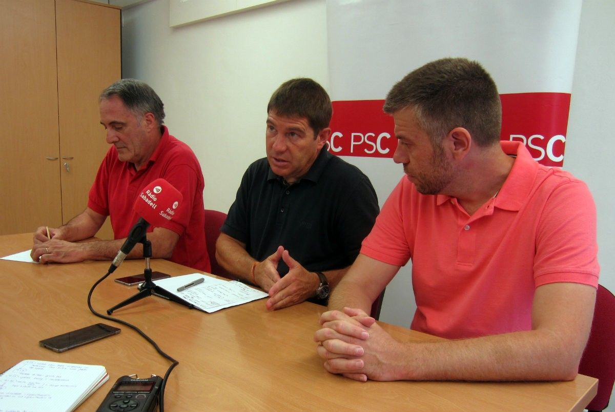 El portaveu del PSC a Sabadell, Josep Ayuso, amb els regidors Lluís Monge i Cristian Sánchez. 