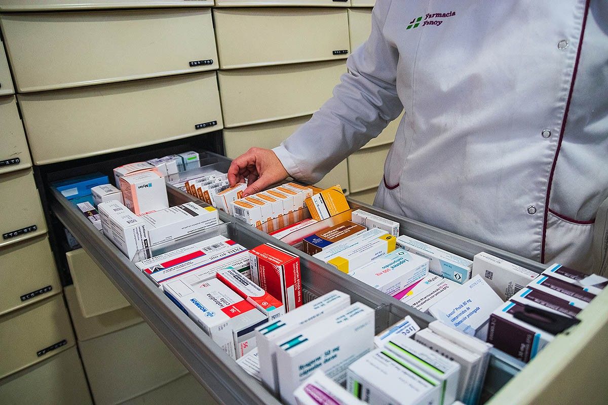 Medicaments dins un calaix d'una farmàcia, en una imatge d'arxiu