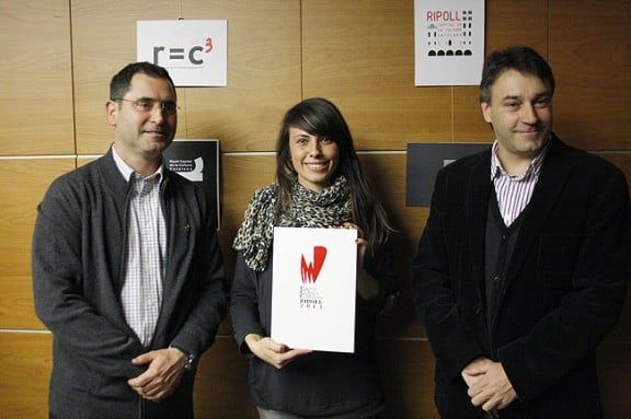 Laura Colomer i el logo guanyador flanquejat per Ramon Santanach i Jordi Munell.