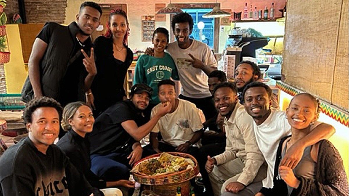 Alguns dels joves etíops adoptats, al restaurant Addis Abeba de Barcelona