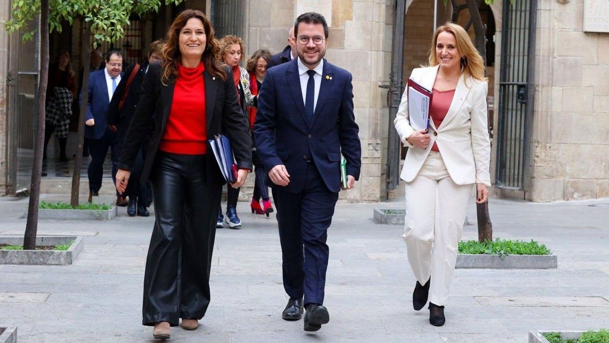 Aragonès, amb Vilagrà i Mas, abans del consell executiu que ha aprovat els pressupostos.