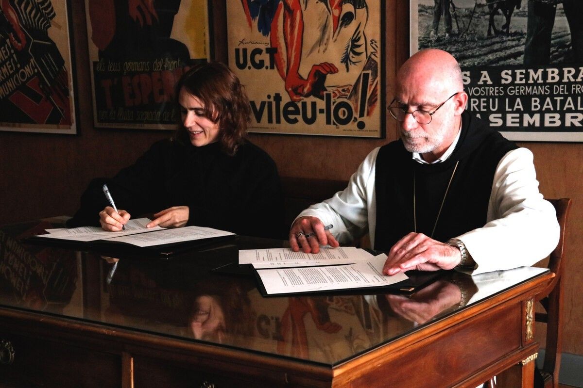 L'abat de Poblet signant un conveni amb la consellera de Justícia, Gemma Ubasart.