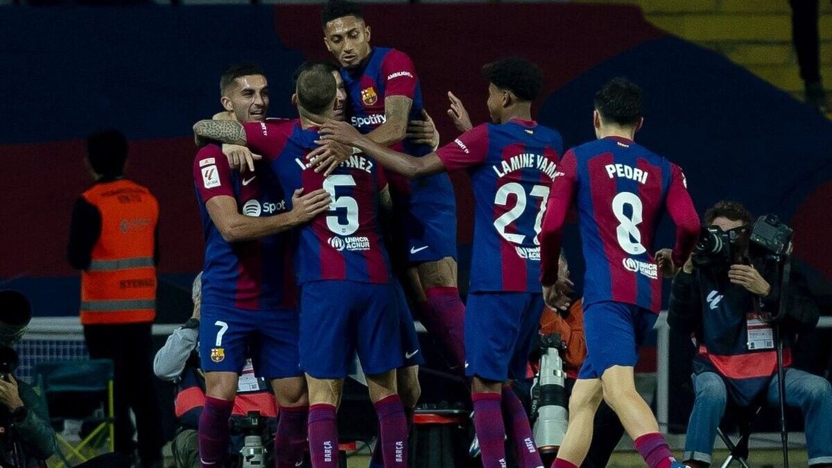 Els jugadors del Barça celebren un gol a l'Estadi Olímpic Lluís Companys