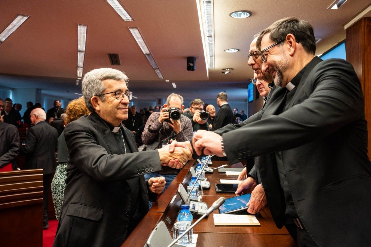 Luis Argüello i José Cobo se saluden en presència de Juan José Omella.