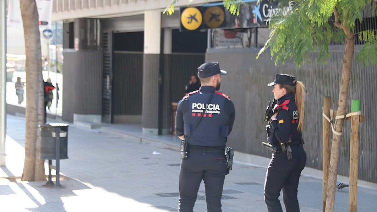 Agents dels Mossos d'Esquadra davant la seu de la Federació Catalana de Futbol