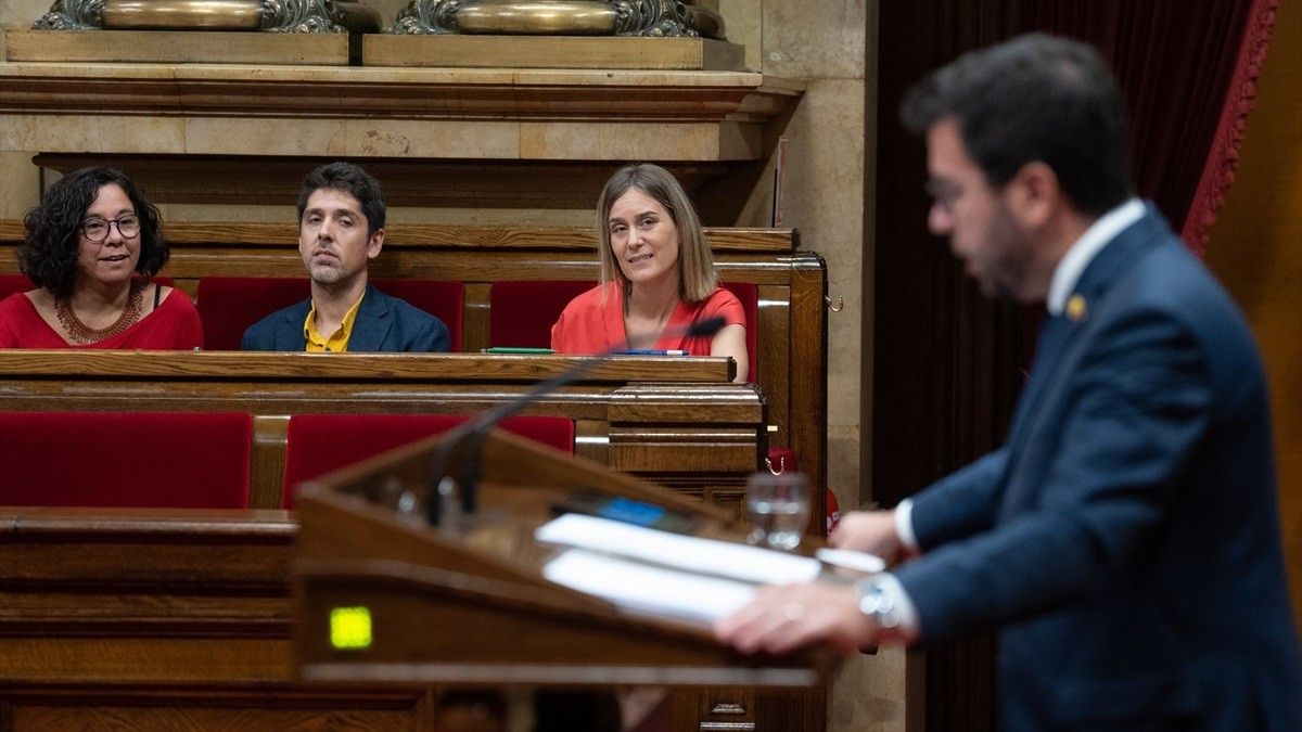 Jéssica Albiach observa Pere Aragonès al Parlament.